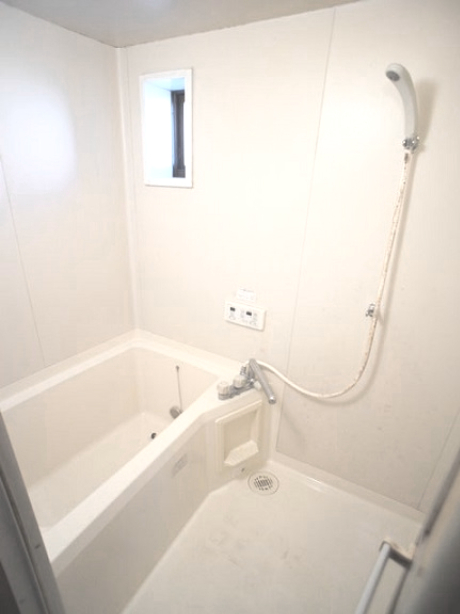 バス・シャワールーム　追い焚き機能付きです♪