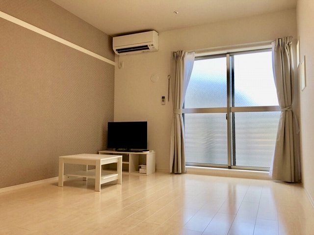 居室・リビング　南西向きの明るいリビングでございます。