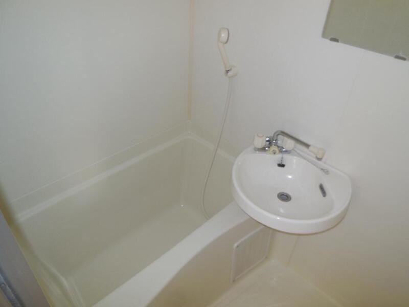 バス・シャワールーム　大きめの浴槽で一日の疲れを癒やしてください。