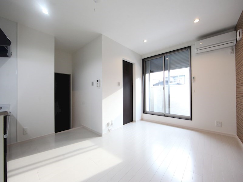 居室・リビング　ＬＤＫ9.5帖　2面採光　エアコン完備　バルコニー