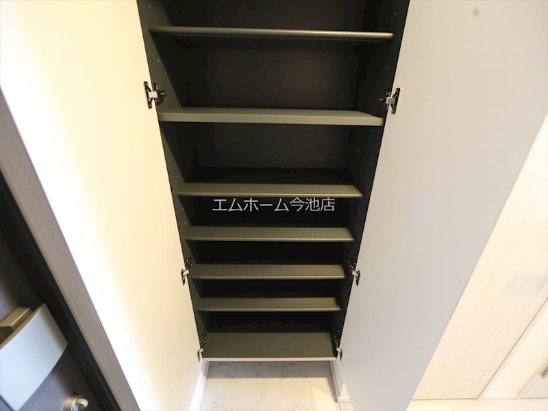 玄関　玄関　シューズボックス付