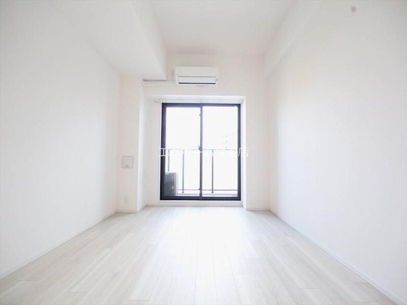 その他部屋・スペース　洋室8.2帖　エアコン完備　バルコニーに面しています