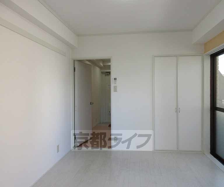 居室・リビング　明るい洋室です