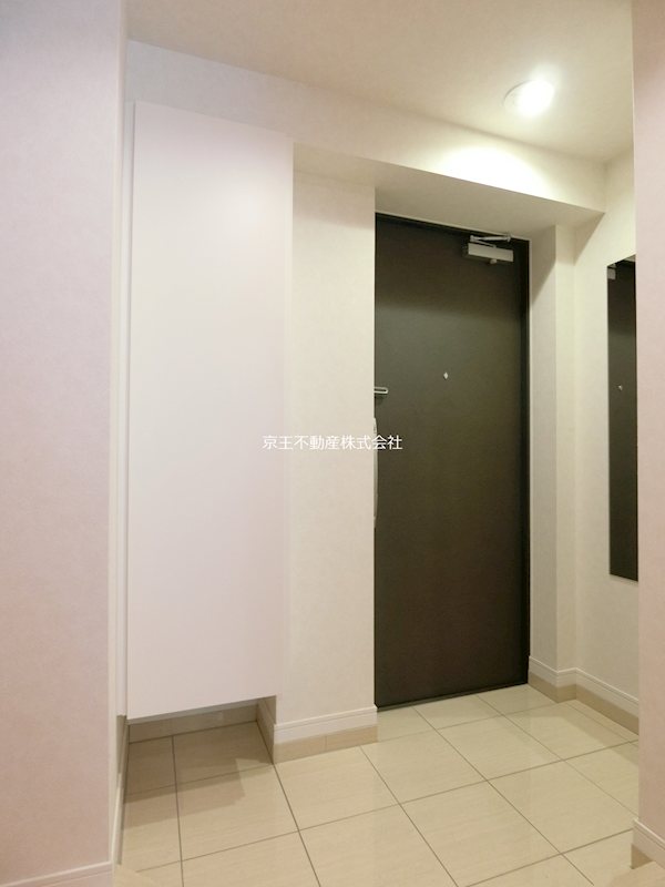 玄関　鏡付きの玄関　お出掛け前に身だしなみチェックができます