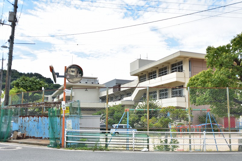 小学校　坂町立坂小学校（小学校）まで785m