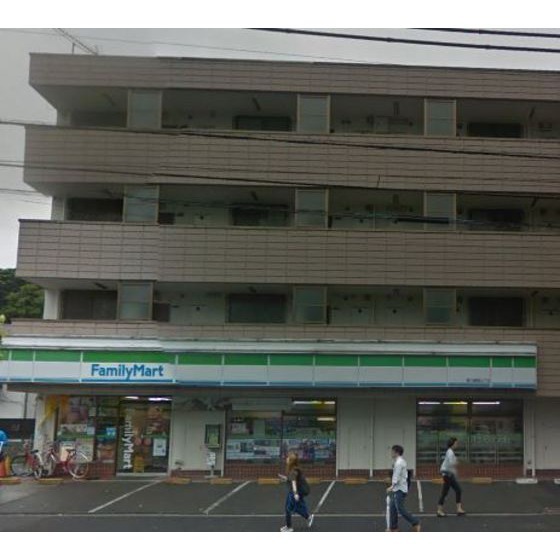 コンビニ　ファミリーマート新山下店（コンビニ）まで713m