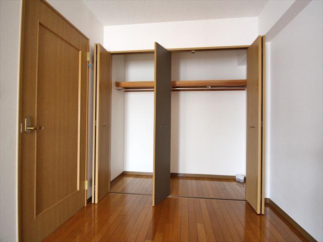 収納　松山市石手　サントノーレ石手　洋室６帖収納