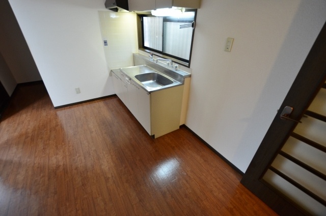 居室・リビング　床色が落ち着いた色合いで綺麗です♪