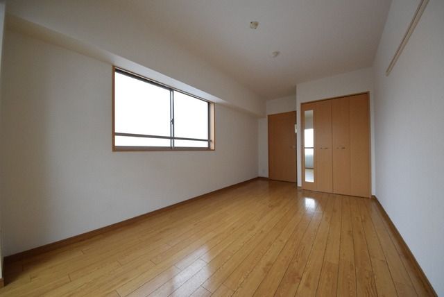 居室・リビング　角部屋2面採光の明るい洋室　エアコン完備