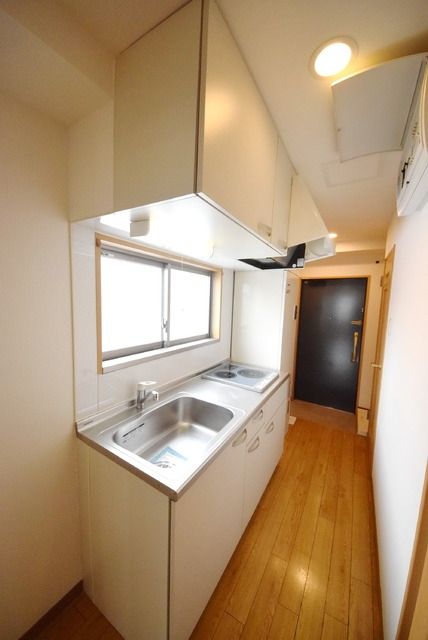 キッチン　窓付きの明るいキッチン　ＩＨシステムキッチン