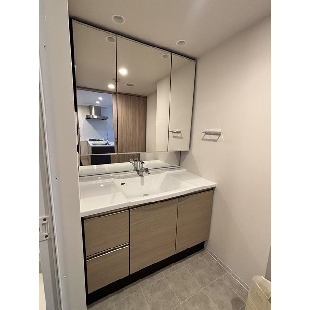 洗面設備　独立洗面台、小物を置くことができて便利です