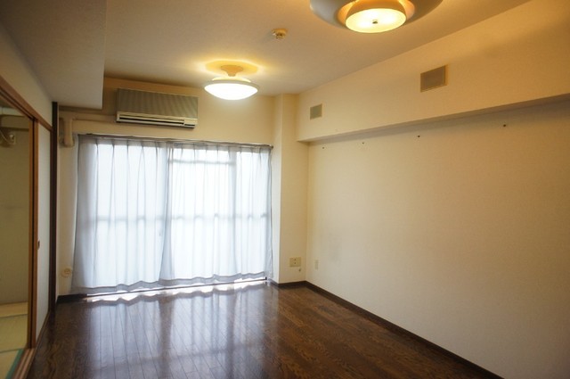 居室・リビング　２０１２．８月撮影　照明は撤去済みですが現況優先とします