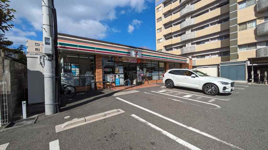 コンビニ　セブンイレブン（コンビニ）まで371m