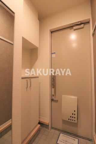 玄関　現況と異なる場合がございます。