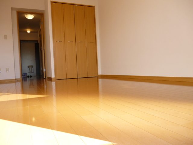 その他部屋・スペース　洋室8.2帖　バルコニー側より