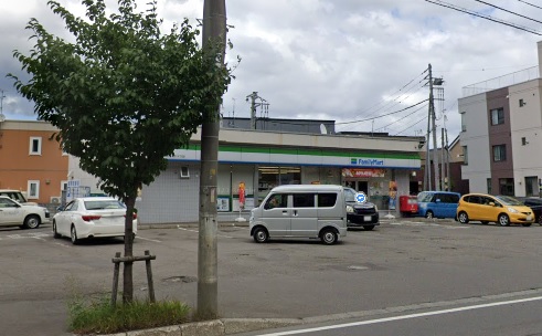 コンビニ　ファミリーマート札幌南24条西14丁目店（コンビニ）まで387m
