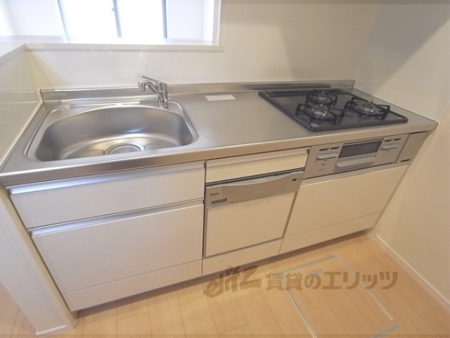 キッチン　綺麗で広々としたキッチンです。