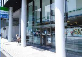 コンビニ　ファミリーマート 南麻布三丁目店（コンビニ）まで241m