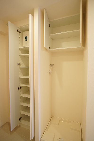 玄関　シューズBOX・洗濯機置き場（上部収納有り）