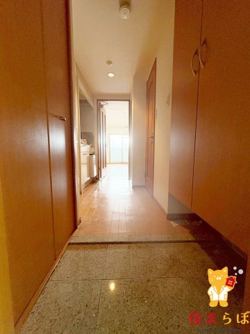 玄関　「気になったら、LINEで気軽に相談できますよ。」