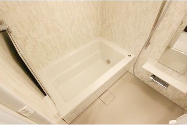 バス・シャワールーム　嬉しい追い焚き・浴室乾燥機付きです♪