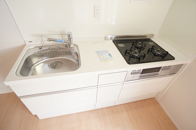 キッチン　３口ガスコンロ完備