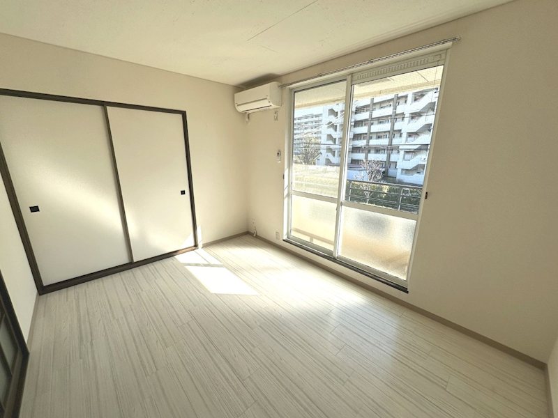 居室・リビング　大きな窓から明るい陽光射し込む室内