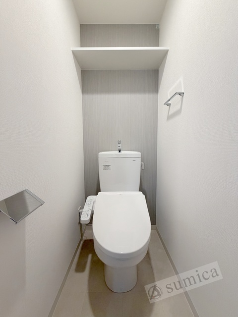 トイレ　人気アイテムの温水洗浄便座。清潔感のあるトイレです。