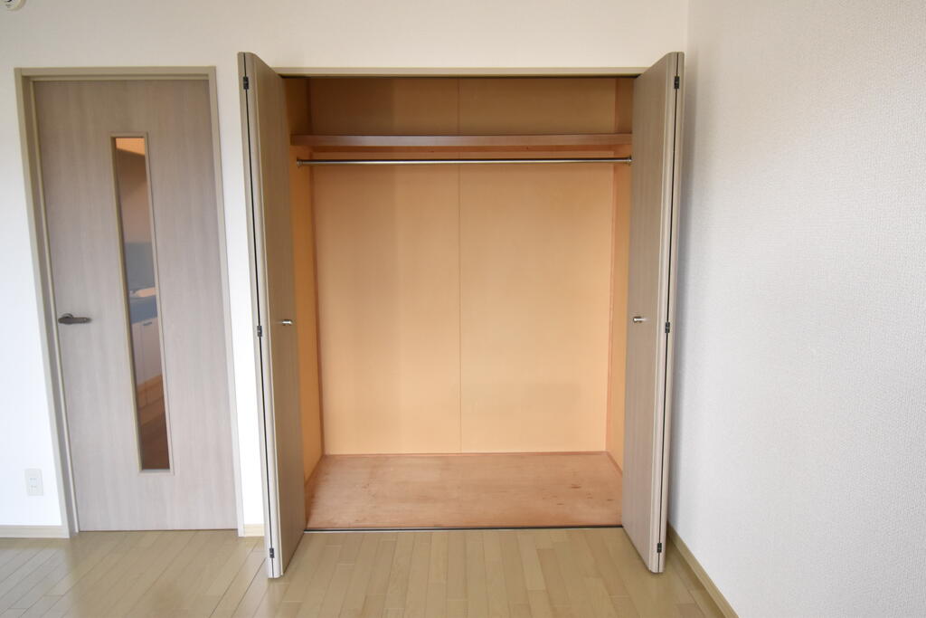 収納　※同建物の別のお部屋の写真です。