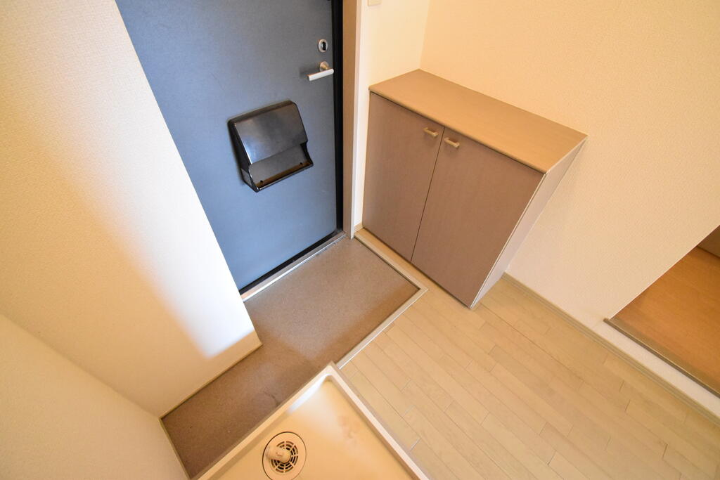 玄関　※同建物の別のお部屋の写真です。