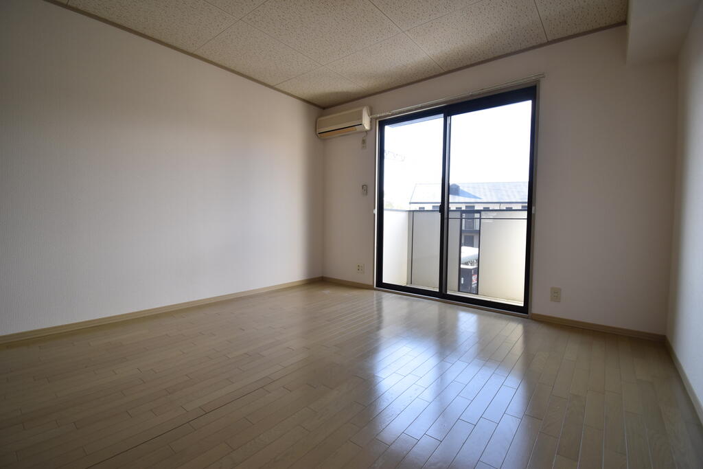 居室・リビング　※同建物の別のお部屋の写真です。