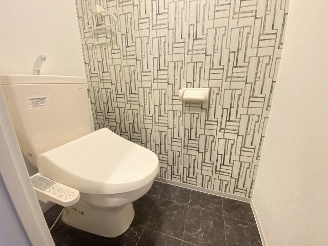 トイレ　おしゃれな壁紙のウォシュレット付きトイレです♪