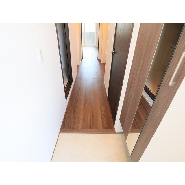 玄関　※同型写真　色味等異なる可能性あり