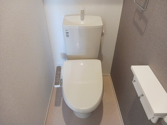 トイレ　落ち着いた色調のトイレです