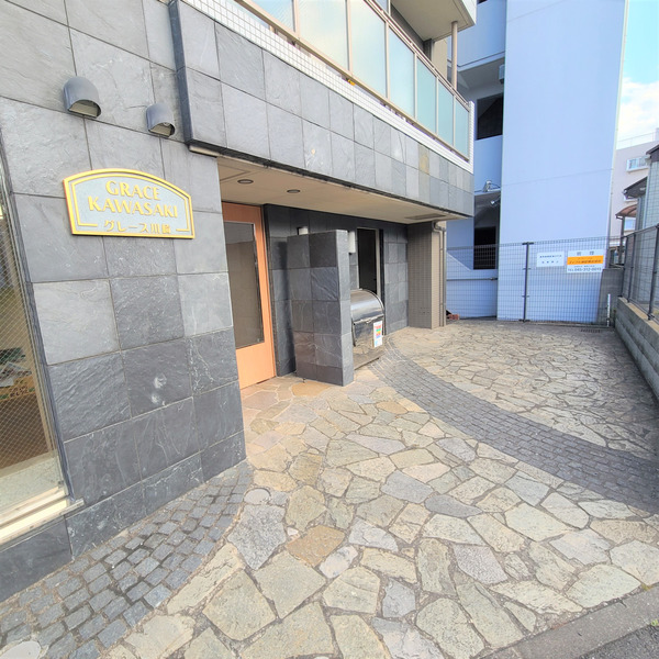 エントランス　重厚感のある建物デザイン♪