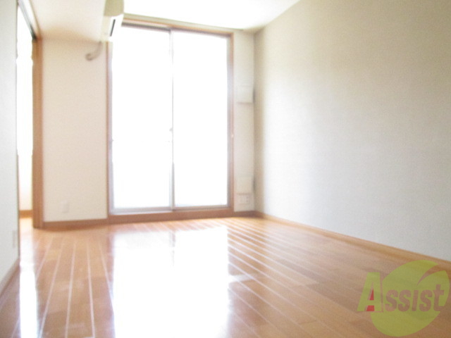 居室・リビング　フローリングの色がいいでしょ。ピカピカしています。