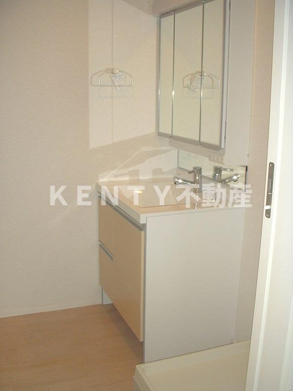 洗面設備　明るい洗面所です