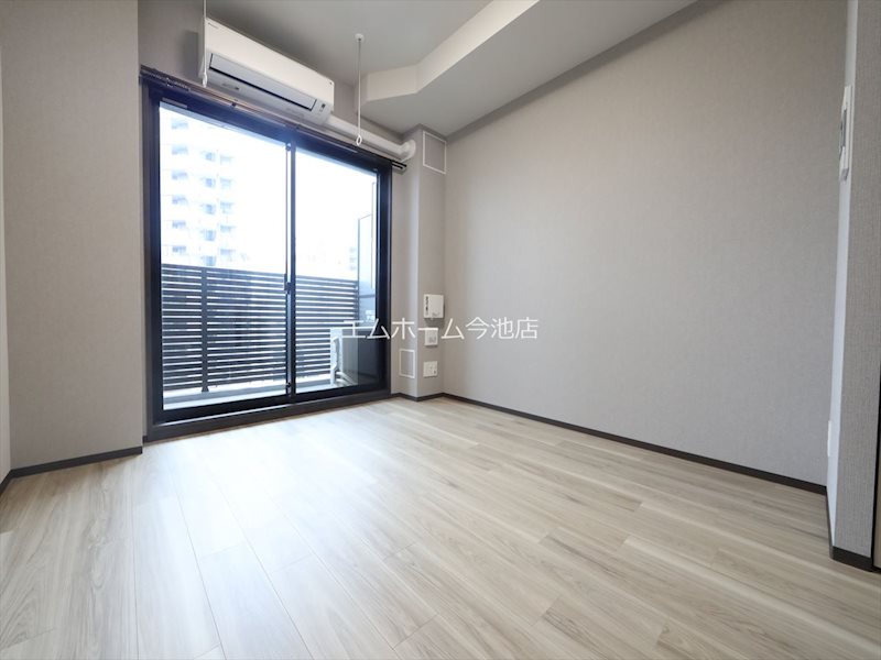 バルコニー　洋室6.2帖　エアコン付　収納充実　バルコニー