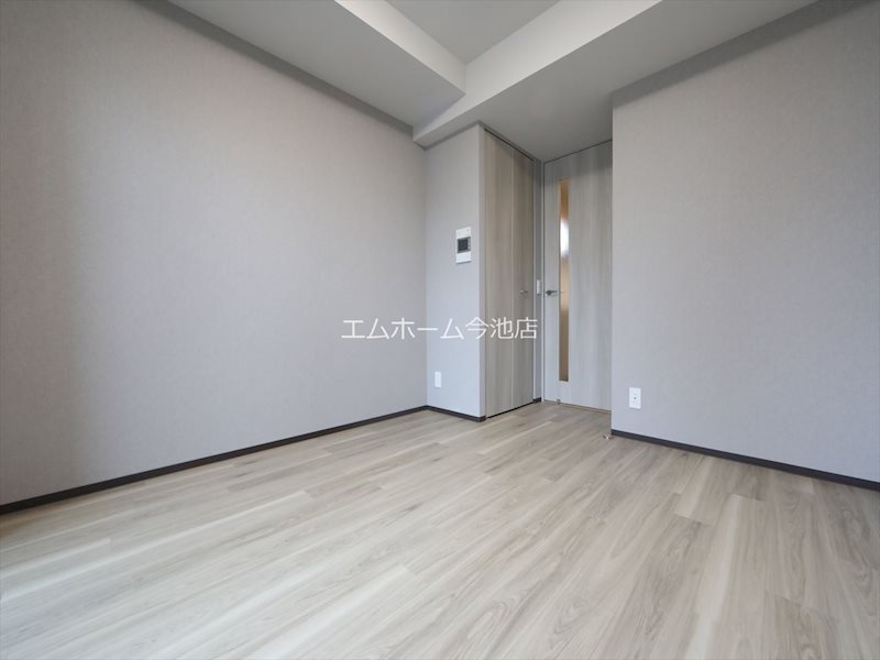 居室・リビング　洋室6.2帖　エアコン付　収納充実　バルコニー