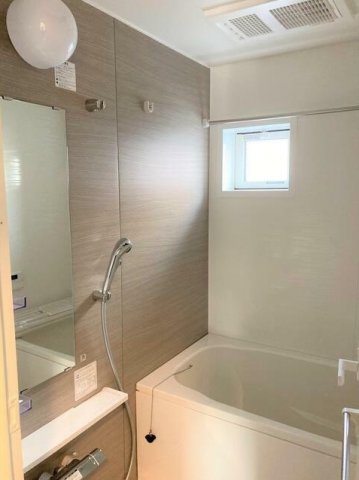 バス・シャワールーム　追い焚き機能、浴室乾燥機付きバス。