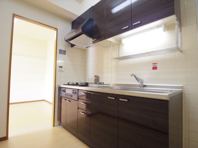 キッチン　３口ガスコンロのシステムキッチン。収納力もあります！