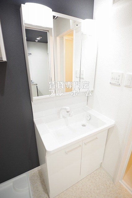 洗面設備　三面鏡独立洗面台！