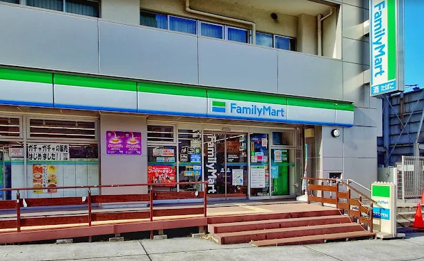 コンビニ　ファミリーマート 新宿戸塚警察署前店（コンビニ）まで402m