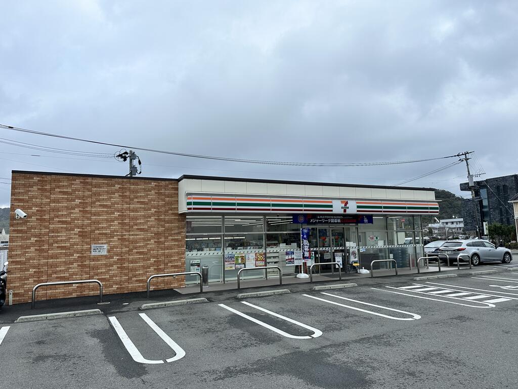コンビニ　セブンイレブン日南油津店（コンビニ）まで303m