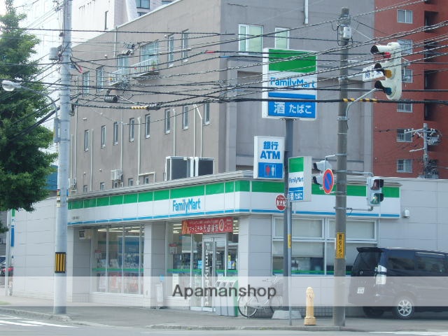コンビニ　ファミリーマート（コンビニ）まで112m