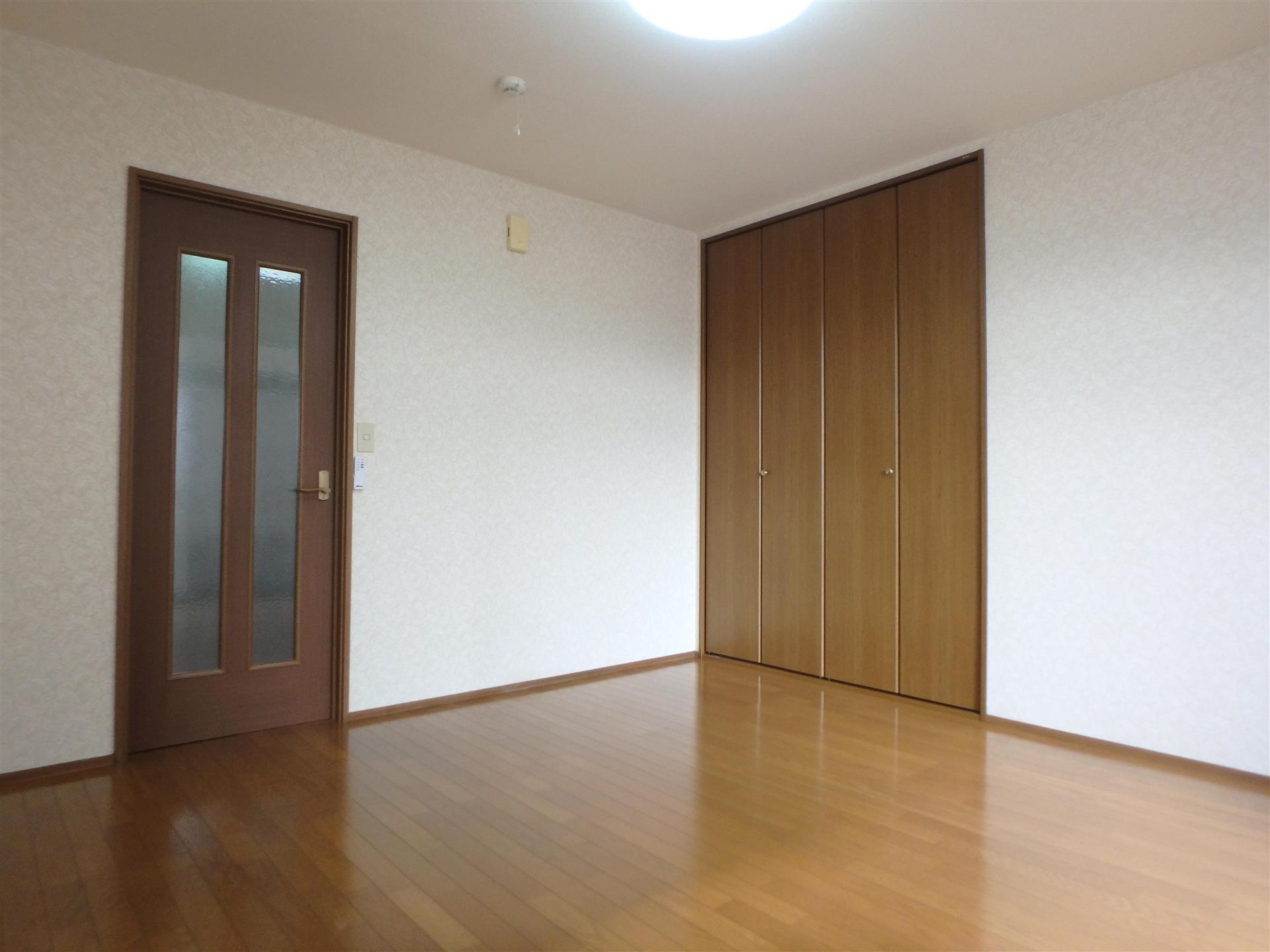 居室・リビング　南西からの採光で明るい８帖のお部屋♪