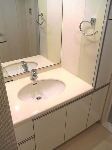 洗面設備　ゆったりした独立洗面台