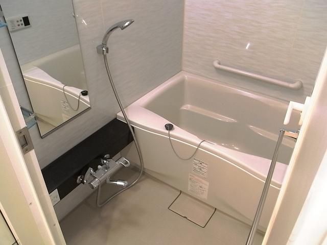 バス・シャワールーム　浴室乾燥機付きバスルーム