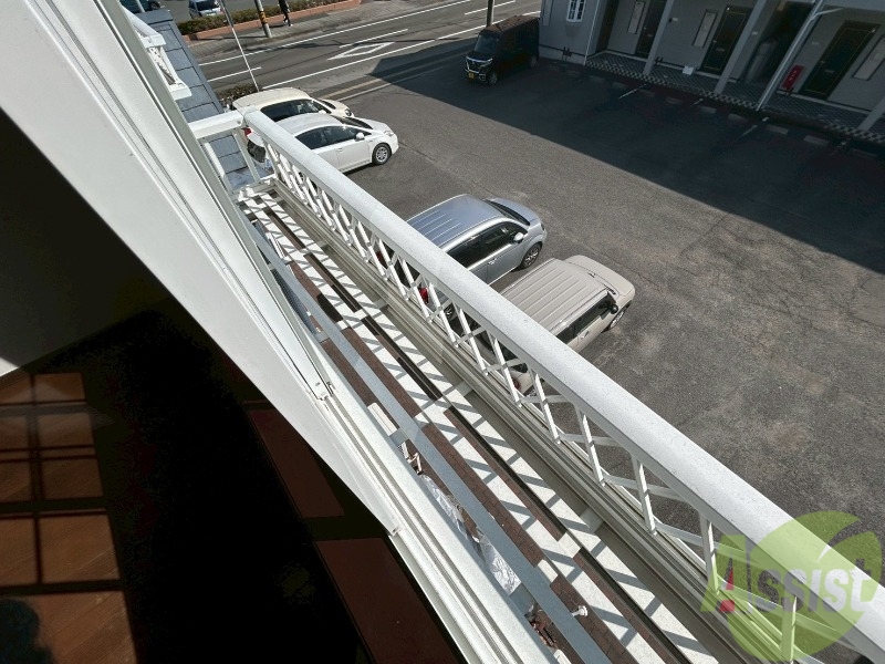 バルコニー　バルコニーは無しですが、小さな植物を置けそうです。