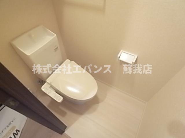 トイレ　落ち着いた色調のトイレです